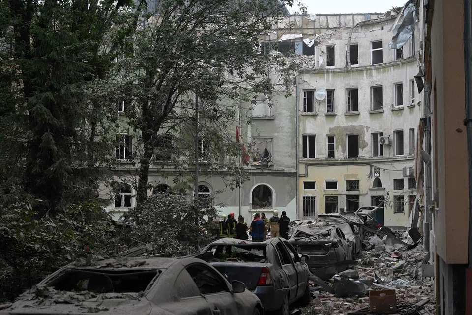 USAHA MENYELAMAT: Para anggota penyelamat cuba mencari dan menyelamat mangsa terperangkap dalam bangunan yang dibedil di kota Lviv, selatan Ukraine, pada 6 Julai lalu, akibat serangan tentera Russia. Seramai empat orang terkorban akibat serangan itu. 