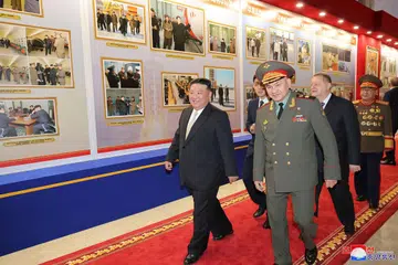 PAMERAN SENJATA: Pemimpin Korea Utara, Encik Kim Jong Un (kiri), berkunjung ke pameran persenjataan bersama Menteri Pertahanan Russia, Encik Sergei Shoigu (kanan), serta diiringi anggota rombongan tentera di Pyongyang pada Rabu. 