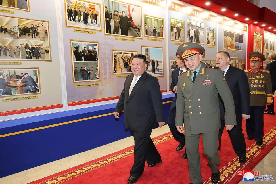 PAMERAN SENJATA: Pemimpin Korea Utara, Encik Kim Jong Un (kiri), berkunjung ke pameran persenjataan bersama Menteri Pertahanan Russia, Encik Sergei Shoigu (kanan), serta diiringi anggota rombongan tentera di Pyongyang pada Rabu. 