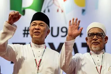 Pengerusi Barisan Nasional (BN) merangkap Presiden Umno, Datuk Seri Dr Ahmad Zahid Hamidi (kiri) dan Presiden Parti Islam SeMalaysia (PAS), Tan Sri Abdul Hadi Awang.