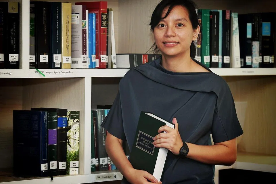 IDEA APLIKASI: Cik Istyana dari Biro Bantuan Guaman bersama pasukannya manfaatkan pengalaman bantu mangsa keganasan untuk mencetuskan idea aplikasi dalam peraduan. - Foto BH oleh KHALID BABA 