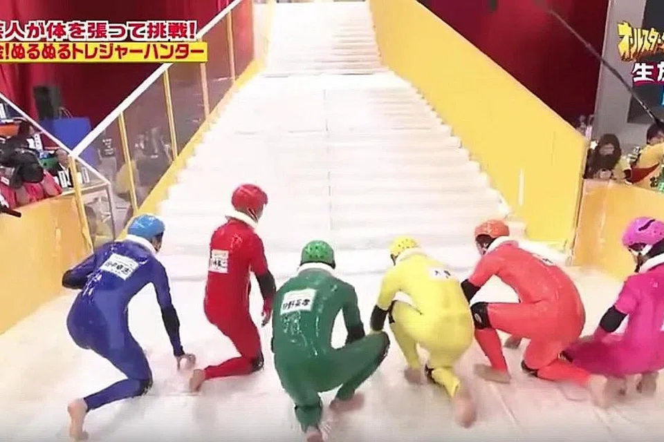 'SLIPPERY STAIRS': Peraduan yang perlu ketangkasan menaiki tangga licin dengan kebanyakan masa peserta terpeleset. - Foto INSTAGRAM JAPANESE GAME SHOWS