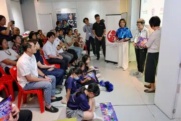 Warga emas berkongsi cerita dengan generasi muda dalam satu program perintis yang diadaptasi daripada model Reprints (Penyelidikan Produktiviti oleh Simpati Silang Generasi) asal Jepun yang terkenal. Turut hadir pada acara pelancaran program tersebut ialah Menteri Negara Kanan (Penerangan dan Pembangunan Digital merangkap Kesihatan), Encik Tan Kiat How (duduk, kiri).