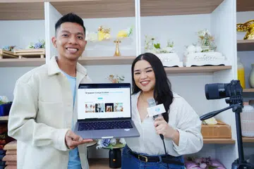 Encik Nur Hairi Ali dan Cik Siti Nur Afiqah Azmee merancang majlis perkahwinan mereka hingga menjadi raja sehari dalam tiga bulan sahaja dengan menggunakan wadah laman web, ‘Sarang Sayang’, ciptaan mereka sendiri. Ia berfungsi sebagai portal sehenti yang menyatukan senarai vendor majlis perkahwinan.