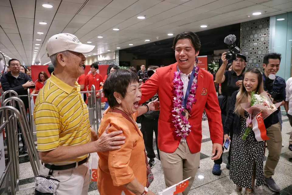 Maeder (kanan) turut disambut oleh nenek, Tan Ah Moy (tengah), 80 tahun, dan datuk, Teng Lay An, 83 tahun, di Terminal 3 Lapangan Terbang Changi pada 13 Ogos.