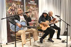 KEMBALIKAN NOSTALGIA: Sweet Charity yang terdiri daripada (dari kiri) Datuk Ramli Sarip, Rosli Mohalim dan Ahmad Jaffar menghiburkan ramai dengan lagu ikonik band mereka.