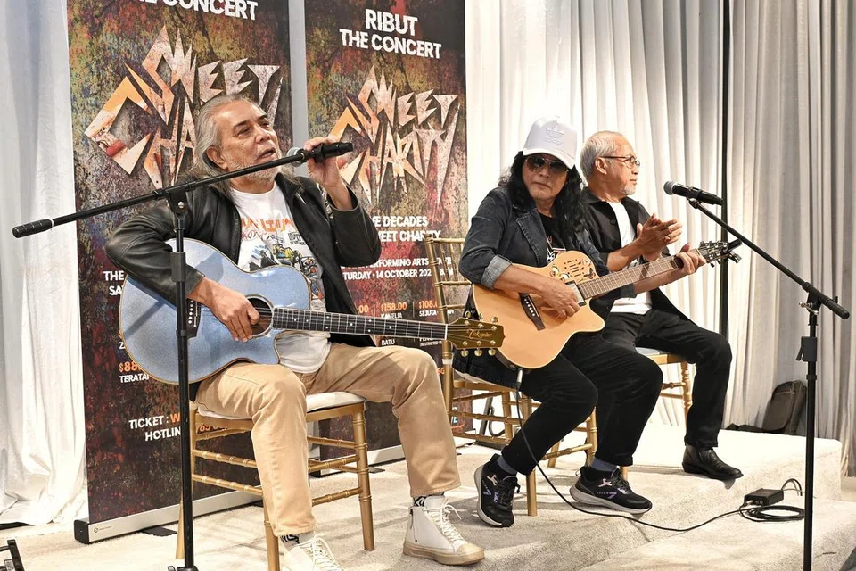 KEMBALIKAN NOSTALGIA: Sweet Charity yang terdiri daripada (dari kiri) Datuk Ramli Sarip, Rosli Mohalim dan Ahmad Jaffar menghiburkan ramai dengan lagu ikonik band mereka.
