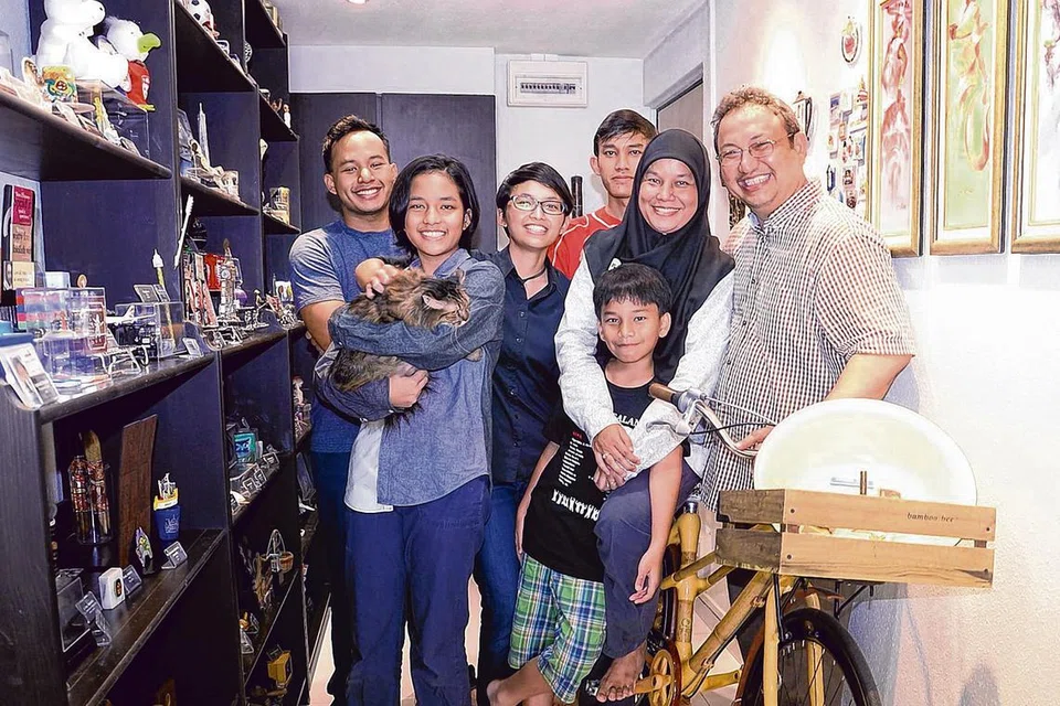 BANYAK LUANG MASA BERSAMA: (Dari kiri) Encik Mohamed Adri, Nur Qarinah, Cik Nur Fikri, Encik Mohamed Rifqi, Cik Sri Arianti, Mohamed Fariq dan Encik Mohamed Rafik. - Foto-foto JOHARI RAHMAT