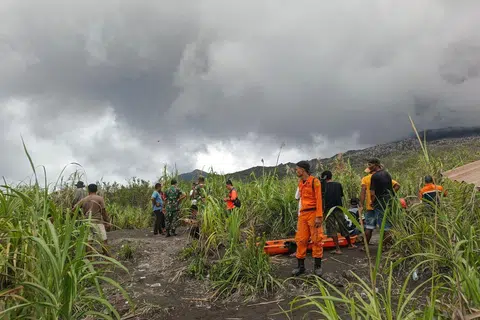 Gunung Dukono, penyelamat, pendaki, ledakan