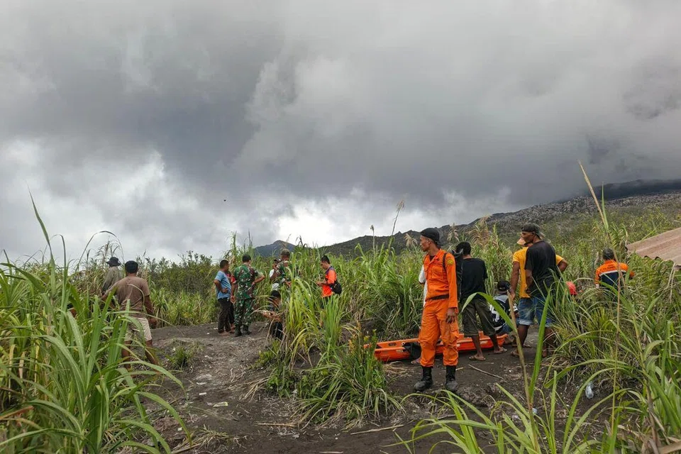 Gunung Dukono, penyelamat, pendaki, ledakan