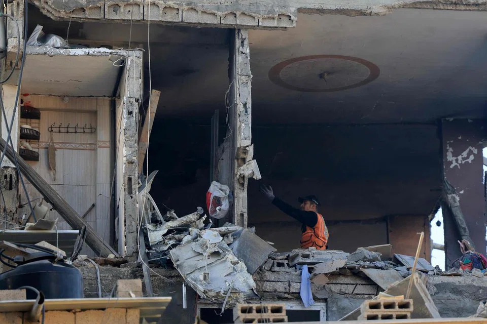 TIDAK SESUAI DIHUNI: Penduduk Gaza memeriksa kerosakan rumah yang dibom Israel di Khan Yunis di selatan Jaluran Gaza pada 3 Disember. Israel menyebabkan penduduk berdepan dengan bencana kemanusiaan yang semakin meruncing terutama di wilayah utara Gaza.