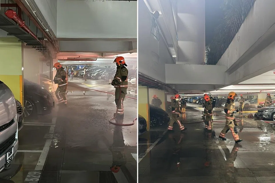 Pegawai SCDF kelihatan memadamkan api di tempat kejadian pada tengah malam 4 Mac.