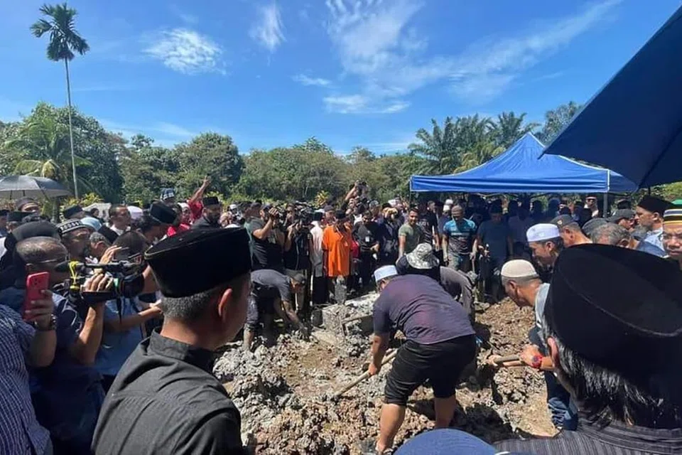 SENTIASA DIKENANG: Jenazah Menteri Perdagangan Dalam Negeri dan Kos Sara Hidup, Allahyarham Datuk Seri Salahuddin Ayub, dikebumikan di Tanah Perkuburan Islam Jalan Sulong, Serkat di Pontian, Johor pada Isnin.