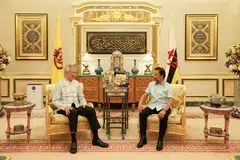 MENGERATKAN HUBUNGAN: Perdana Menteri Lee Hsien Loong (kiri) bertemu Sultan Haji Hassanal Bolkiah di Istana Nurul Iman pada 15 Januari, selepas menghadiri perkahwinan Putera Abdul Mateen dan Dayang Anisha Rosnah Adam pada hari sebelumnya.