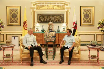 MENGERATKAN HUBUNGAN: Perdana Menteri Lee Hsien Loong (kiri) bertemu Sultan Haji Hassanal Bolkiah di Istana Nurul Iman pada 15 Januari, selepas menghadiri perkahwinan Putera Abdul Mateen dan Dayang Anisha Rosnah Adam pada hari sebelumnya.