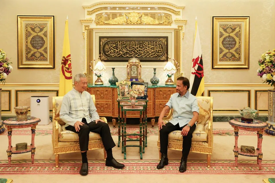 MENGERATKAN HUBUNGAN: Perdana Menteri Lee Hsien Loong (kiri) bertemu Sultan Haji Hassanal Bolkiah di Istana Nurul Iman pada 15 Januari, selepas menghadiri perkahwinan Putera Abdul Mateen dan Dayang Anisha Rosnah Adam pada hari sebelumnya.