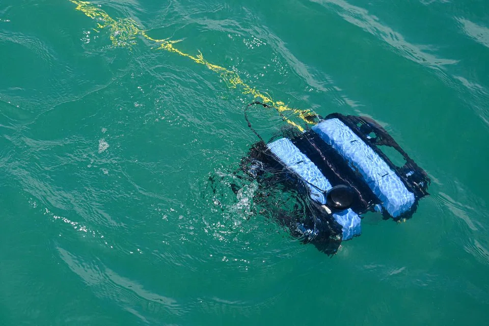 Seberat 20 kilogram, dron bawah air modal BlueROV2 itu dari Makmal Visi dan Pembelajaran Robot Pelbagai Ejen (MARVL) boleh menangkap imej yang dipertingkatkan dan menyalurkan rakaman di bawah air secara langsung.