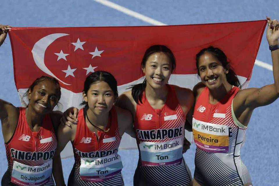 Atlet negara, (dari kiri) Laavinia Jaiganth, Shannon Tan, Elizabeth-Ann Tan dan Shanti Pereira mencatat rekod baru pada 44.66 saat dalam acara lari berganti 4x100m wanita.