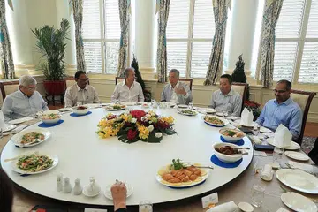 SOKONG PEKERJA LANJUT USIA: Perdana Menteri Lee Hsien Loong (tiga dari kanan) bertemu Kumpulan Kerja Tiga Pihak bagi Pekerja Lanjut Usia pada bulan lalu bagi membincangkan saranan serta maklum balas pekerja lanjut usia tentang keprihatinan untuk terus bekerja dan menjadi produktif. - Foto MCI