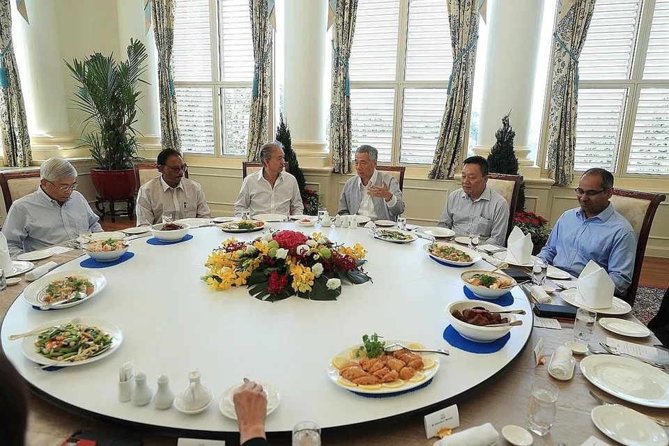 SOKONG PEKERJA LANJUT USIA: Perdana Menteri Lee Hsien Loong (tiga dari kanan) bertemu Kumpulan Kerja Tiga Pihak bagi Pekerja Lanjut Usia pada bulan lalu bagi membincangkan saranan serta maklum balas pekerja lanjut usia tentang keprihatinan untuk terus bekerja dan menjadi produktif. - Foto MCI