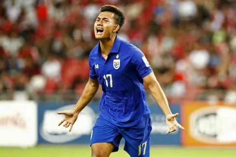 GOL PENTING: Suphanat Mueanta meraikan gol yang dijaringkan semasa menentang Singapura pada 2023. Beliau mempunyai reputasi sebagai penjaring gol penting bagi negaranya. 