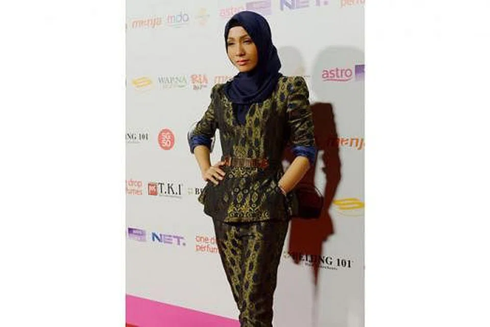 LAIN DARIPADA YANG LAIN: Pelakon Elfaeza Ul-Haq yang kini tampil bertudung kelihatan berbeza dan bergaya dengan pakaian 'pantsuit' daripada Adila Long meskipun beliau demam pada hari acara APM.