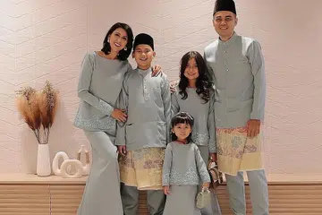 TAK SABAR TERIMA TETAMU: Nurul Aini Abdul Rahim (kiri) dan suaminya, Sofian Roslan (kanan) . Bersama mereka adalah anak-anak, Shan Ehan, Shaista Eman dan Shania Eva. - Foto ihsan NURUL AINI