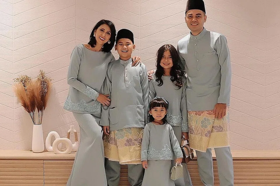 TAK SABAR TERIMA TETAMU: Nurul Aini Abdul Rahim (kiri) dan suaminya, Sofian Roslan (kanan) . Bersama mereka adalah anak-anak, Shan Ehan, Shaista Eman dan Shania Eva. - Foto ihsan NURUL AINI