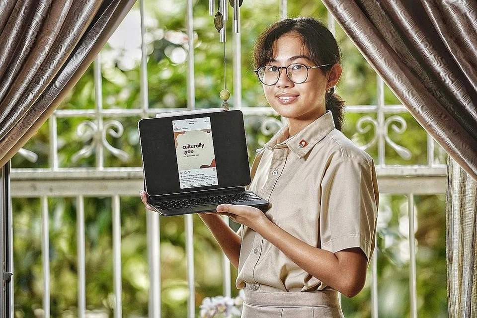 TINGKAT KESEDARAN: Pelajar tahun pertama dari Maktab Rendah Nanyang, Cik Alisya Mohamed, mahu meningkatkan kesedaran warga muda lain mengenai budaya yang ada di Singapura menerusi akaun Instagram, Culturally.you. - Foto BH oleh DESMOND WEE