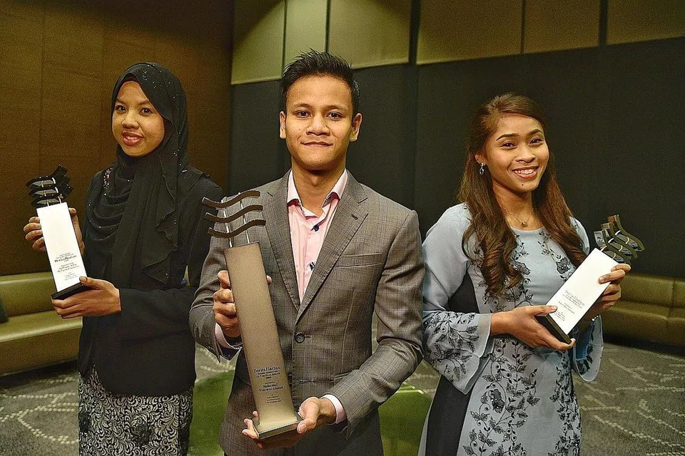 TIGA KARYAWAN MUDA: (Dari kiri) Cik Syafiqah 'Adha, Encik Muhammad Ridhwan dan Cik Kartika Asman - Foto BH oleh DESMOND WEE