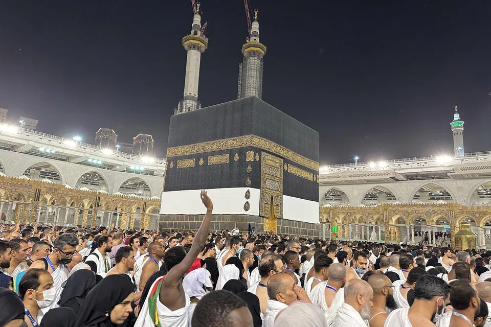 TUNAI TAWAF: Umat Muslim melakukan ibadah tawaf di kawasan Kaabah di Masjidil Haram sebelum menunaikan ibadah haji yang bakal bermula. 