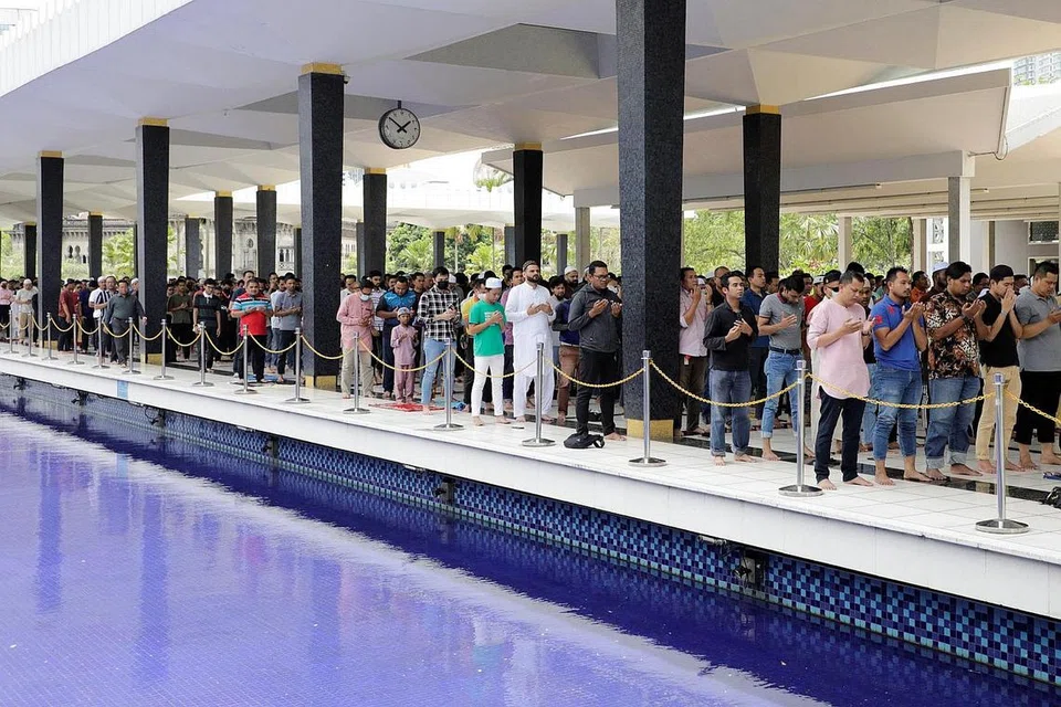 PEMBESAR SUARA: Mufti Pulau Pinang, Datuk Seri Dr Wan Salim Wan Mohd Noor berkata penggunaan pembesar suara masjid sepatutnya dibolehkan untuk laungan azan dan iqamah sahaja. - Foto Reuters, FACEBOOK PEJABAT MUFTI PULAU PINANG