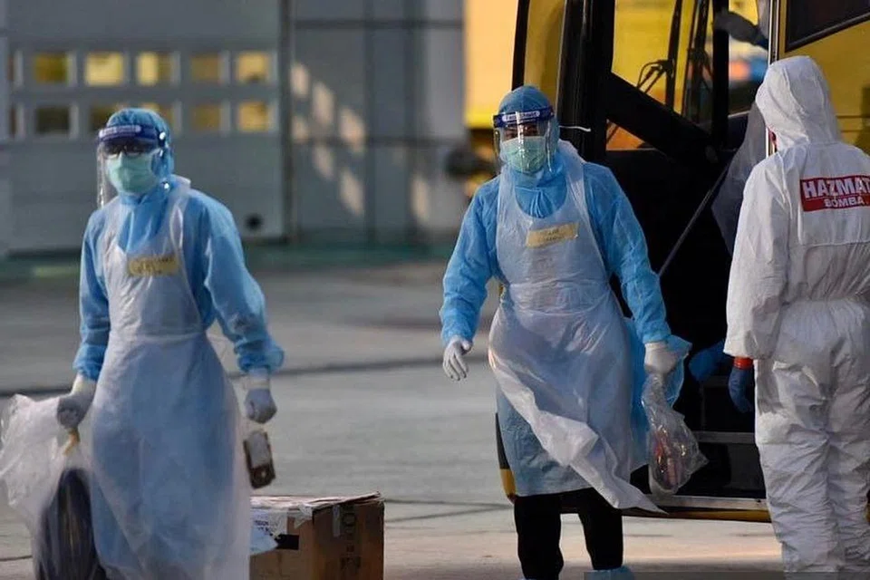 Pegawai tempatan membawa penumpang yang tiba di KLIA dari Iran terus lalui proses tapisan kesihatan. 