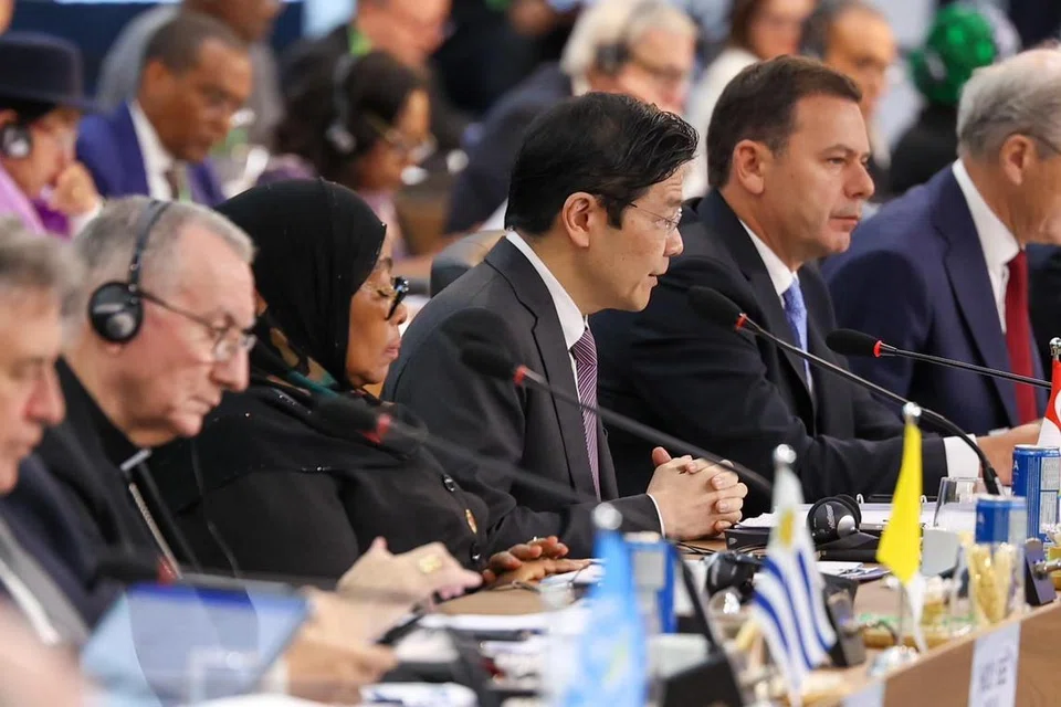 Perdana Menteri Encik Lawrence Wong (tiga dari kanan) berucap di Sidang Puncak Kumpulan 20 (G20) di Rio de Janeiro, Brazil.