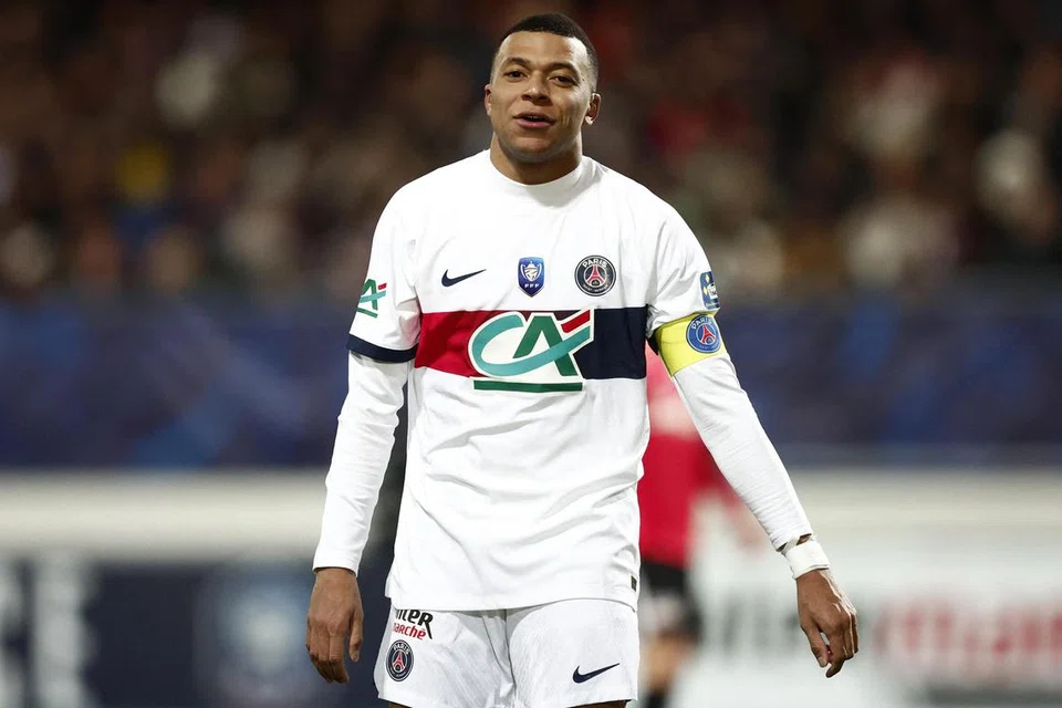 JADI BURUAN: Dengan membiarkan kontraknya bersama Paris St-Germain (PSG) tamat, Kylian Mbappe bebas menandatangi perjanjian untuk menyertai mana-mana kelab tanpa perlu yuran pemindahan. 