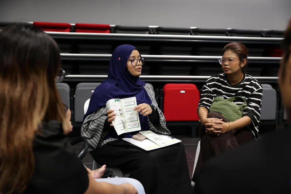 Setiap benefisiari akan dipadankan dengan seorang pekerja sosial sepanjang tempoh enam bulan program ‘Jalinan Kasih’, antaranya ialah Cik Nurul Kamaliah Mohamad Kamal (kiri).