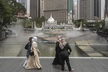 SEMAKIN MENINGKAT: Malaysia telah mula melihat trend peningkatan kes Covid-19 ibarat satu lengkungan pusingan-U, menurut beberapa pakar penyakit berjangkit negara tersebut. - Foto EPA-EFE