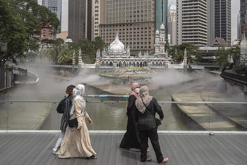 SEMAKIN MENINGKAT: Malaysia telah mula melihat trend peningkatan kes Covid-19 ibarat satu lengkungan pusingan-U, menurut beberapa pakar penyakit berjangkit negara tersebut. - Foto EPA-EFE
