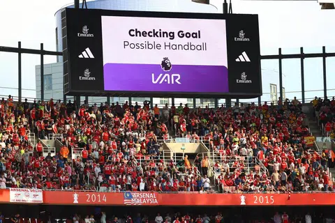 Ketua pengadil bagi bola sepak profesional England, Howard Webb, berkata penolong pengadil video (VAR) musim ini akan campur tangan keputusan awal yang dibuat pengadil perlawanan hanya apabila keputusan itu secara jelas adalah satu kesilapan pengadil.