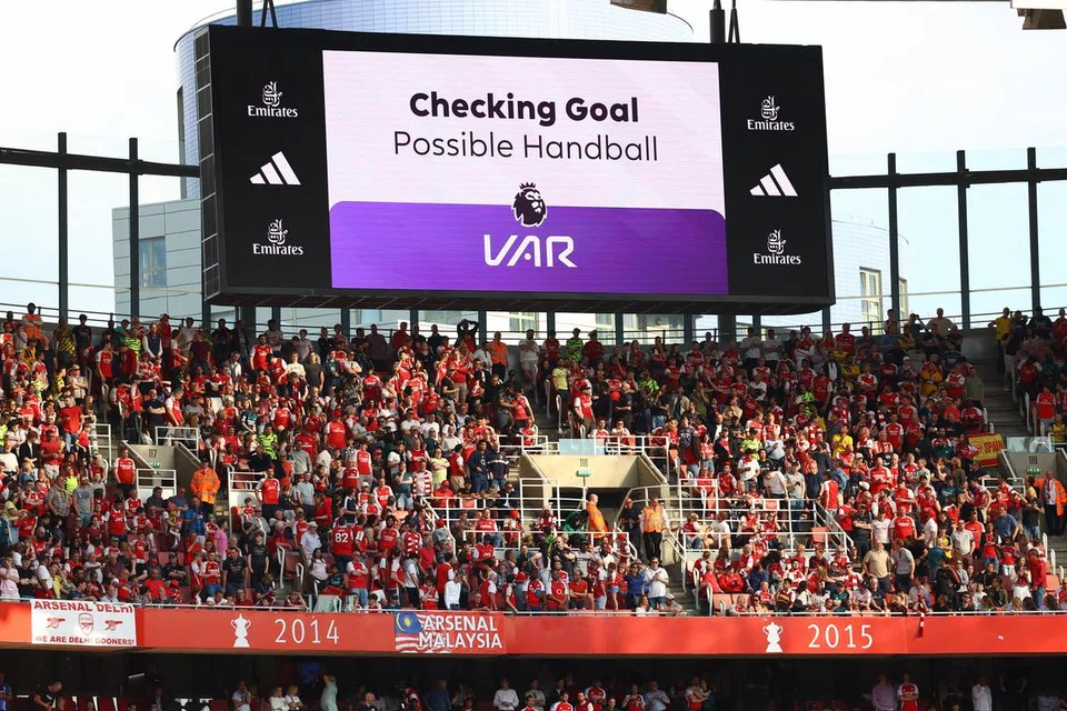 Ketua pengadil bagi bola sepak profesional England, Howard Webb, berkata penolong pengadil video (VAR) musim ini akan campur tangan keputusan awal yang dibuat pengadil perlawanan hanya apabila keputusan itu secara jelas adalah satu kesilapan pengadil.