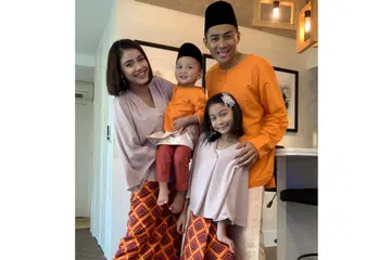 MASA BERHARGA DENGAN KELUARGA: Huda Ali (kiri) dan suami Den Sabari (kanan) ceria menyambut Lebaran bersama anak-anak, Leia Qaseh (dua dari kanan) dan Luke Qalish, sebelum jadual kerja mereka sibuk semula. - Foto ihsan HUDA ALI