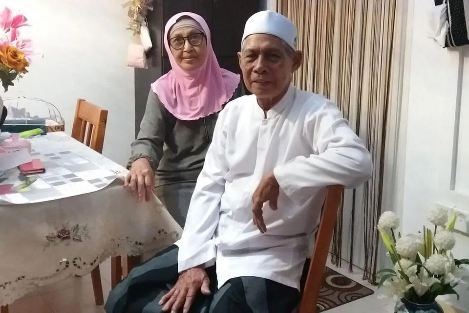 MASIH BERHUBUNGAN DENGAN ORANG KAMPUNG LAMA: Encik Muhayat dan isterinya, Cik Bedah Mahmood, sering mengadakan pertemuan dengan jiran lama apabila menghadiri kelas agama dan mengaji di Masjid Al-Taqua di Jalan Bilal, dekat Bedok. Ia antara masjid lama yang masih wujud di situ. - Foto BH oleh ISMAIL ALI