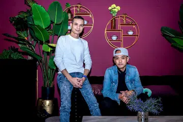 INGATI PEMINAT SINGAPURA: Anggota New Boyz, Tomok (kanan) dan Zack ingin kembalikan cetusan fenomena New Boyz sekitar tahun 1990-an pada acara 'StereoFest' yang akan diadakan Februari depan. - Foto BH oleh NUR DIYANA TAHA