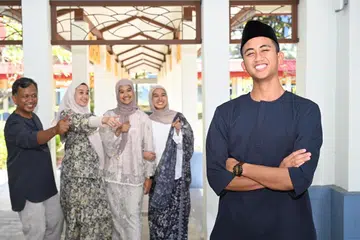 Ahmad Munthaha, mendedikasikan kejayaannya di dalam dan luar padang kepada keluarganya. (Dari kiri) Ayahnya, Duta Hadi Sriwaluya; ibunya, Wang Imade Ayu Putranti; kakaknya, Sidrah Zahrawaani Sriwaluya dan Hasibah Allmeria Sriwaluya. Mereka semua membantunya apabila beliau hadapi dugaan dan cabaran. 