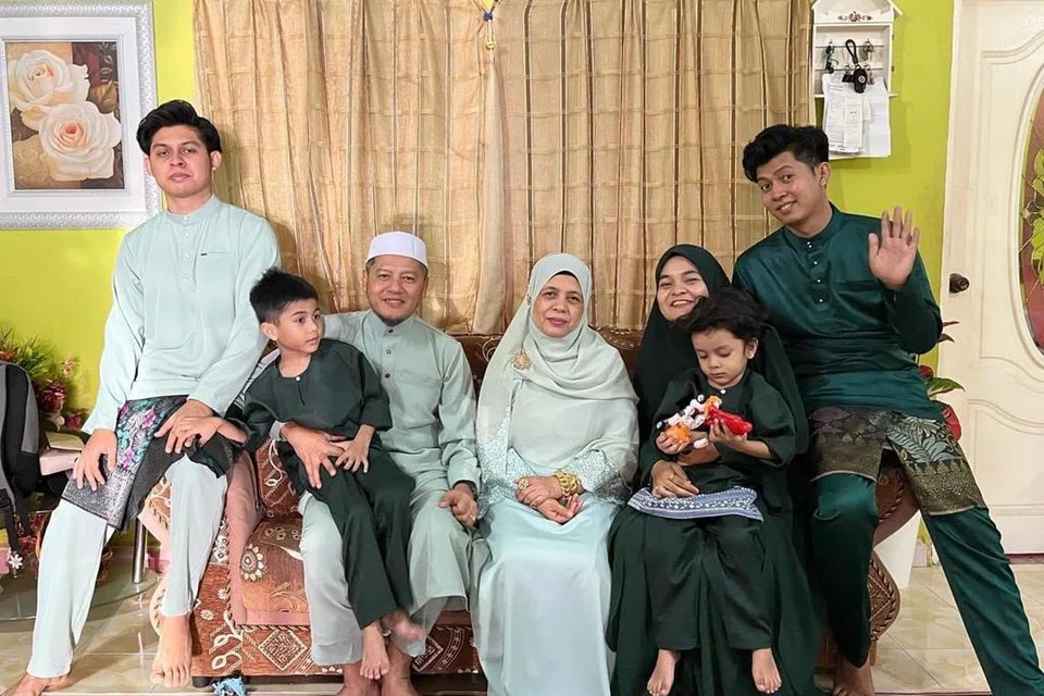 KENANGAN KELUARGA: Gambar kenangan Allahyarham Zayn Rayyan Abdul Matiin (dua dari kiri) bersama keluarga bahagianya yang dikongsikan ibu mangsa, Cik Ismanira Abdul Manaf (dua dari kanan) di Facebook miliknya.
