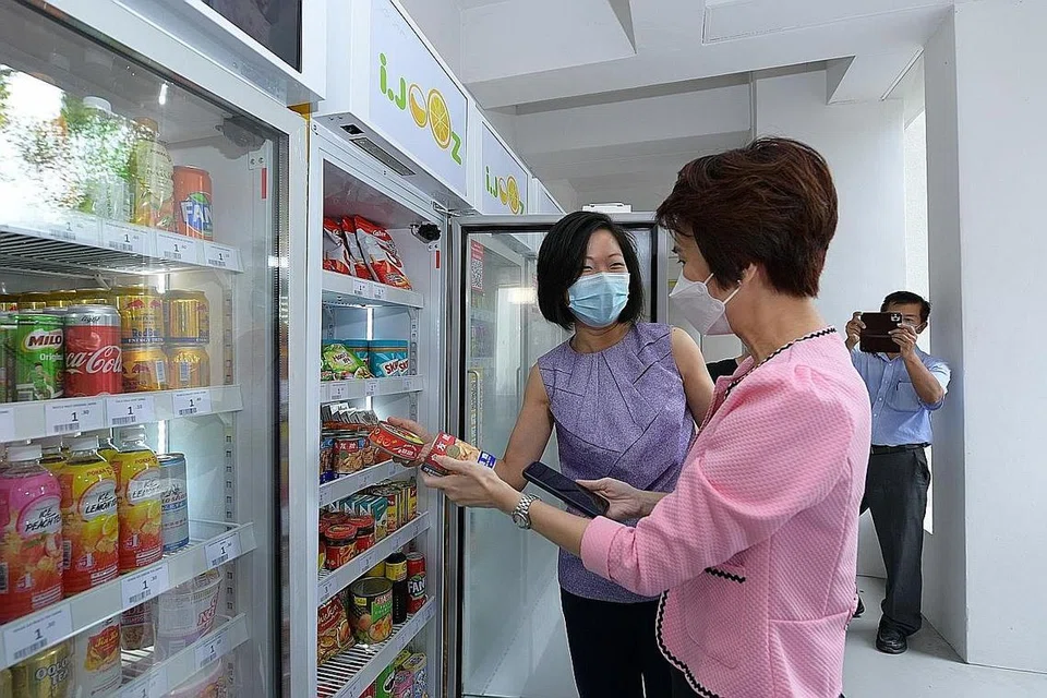 LUASKAN POTENSI JUALAN: Cik Low Yen Ling (tengah, baju merah jambu) bersama Cik Sim Ann (kiri) di pelancaran program rintis kiosk digital bagi peniaga di estet kejiranan, yang diadakan di pasar raya kecil Guan Meat Enterprise di Bukit Gombak semalam. - Foto BH oleh NG SOR LUAN