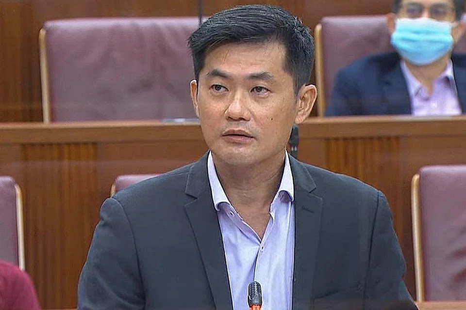 KAWALAN SENJATA: Penembak jalani latihan di Pusat Tembakan Nasional di Choa Chu Kang. Menteri Negara (Ehwal Dalam Negeri) Encik Desmond Tan (atas) kunjungi pusat itu baru-baru ini untuk memahami operasinya. - Foto DESMOND TAN/FACEBOOK, fail