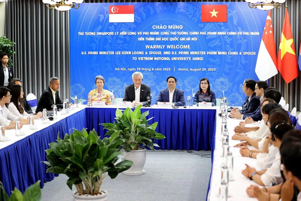 BERTEMU PELAJAR: Perdana Menteri, Encik Lee Hsien Loong, dan Perdana Menteri Vietnam, Encik Pham Minh Chinh, menyertai sesi interaksi bersama pelajar Universiti Nasional Vietnam, Hanoi (VNU). Turut hadir  ialah Menteri Ehwal Luar, Dr Vivian Balakrisnan, dan isteri Encik Lee, Cik Ho Ching. 