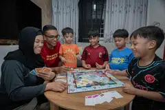(Dari kiri) Cik Nur Ain Sofiah Shaharuddin dan suaminya, Encik Muhammad Faizal Ismail, berkongsi bahawa ada baiknya Cuti Penjagaan Anak (CCL) mungkin disemak semula bagi menyokong keluarga besar sepertinya. Bersama dalam gambar ialah anak mereka iaitu (dari kanan) Ezad Danish, enam tahun; Aziz Rafael, lapan tahun; Iman Matin, sembilan tahun; dan Usof Haider, tiga tahun.