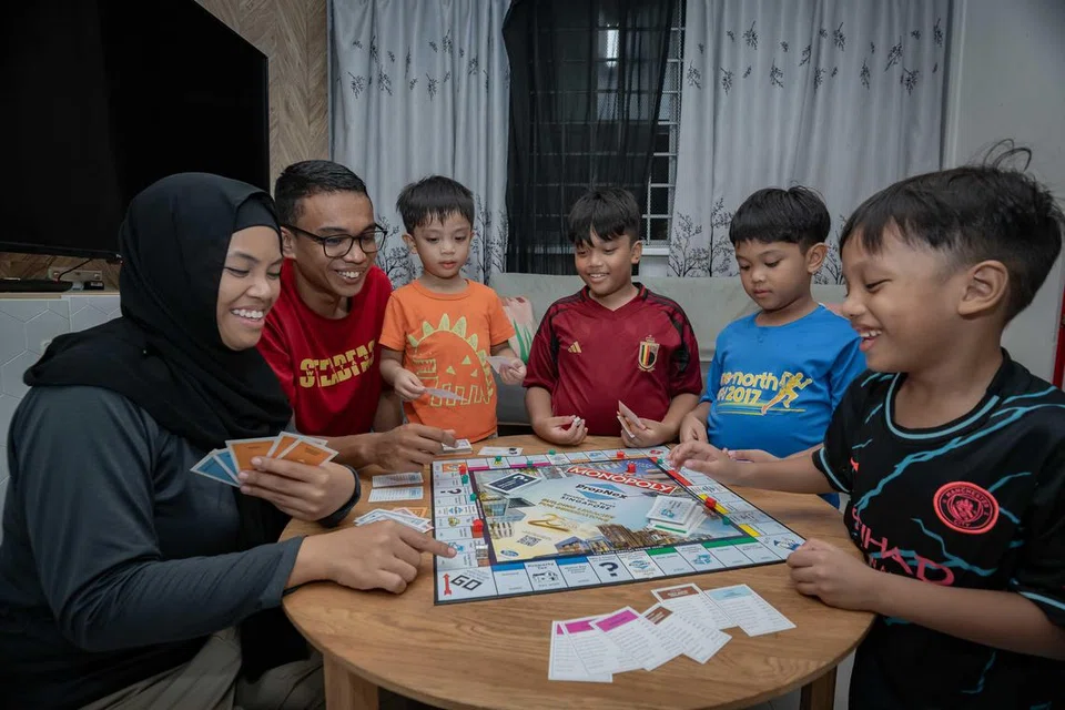 (Dari kiri) Cik Nur Ain Sofiah Shaharuddin dan suaminya, Encik Muhammad Faizal Ismail, berkongsi bahawa ada baiknya Cuti Penjagaan Anak (CCL) mungkin disemak semula bagi menyokong keluarga besar sepertinya. Bersama dalam gambar ialah anak mereka iaitu (dari kanan) Ezad Danish, enam tahun; Aziz Rafael, lapan tahun; Iman Matin, sembilan tahun; dan Usof Haider, tiga tahun.